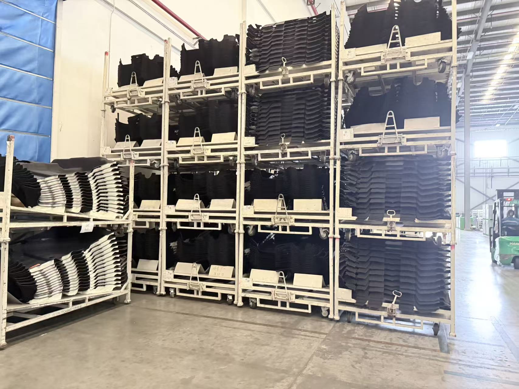 现场堆叠存放的周转器具与产品