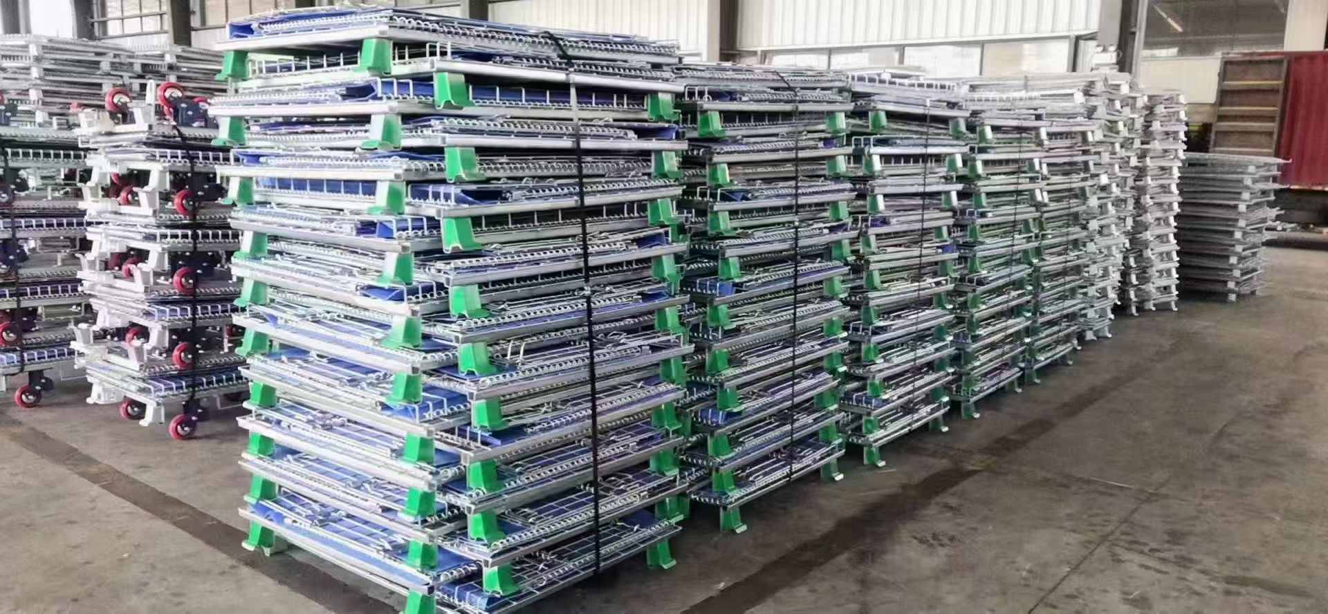 批量堆放的物流周转料架